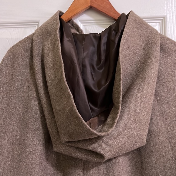 Handmade lightweight lined cape with hood - Picture 3 of 9